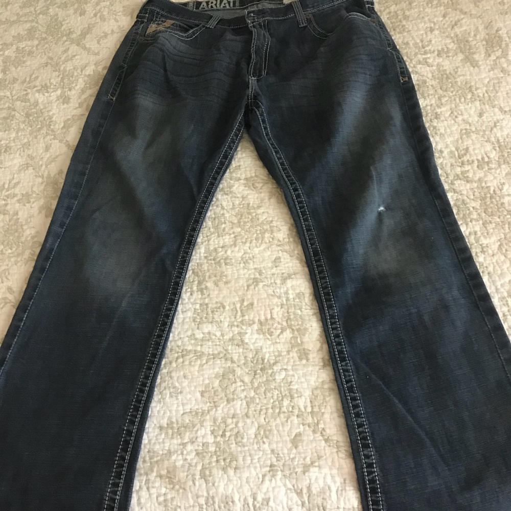 Men’s ARIAT jeans 👖 Great Condition!